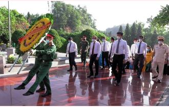 Lãnh đạo tỉnh Yên Bái viếng Nghĩa trang liệt sỹ và dâng hương tưởng niệm Chủ tịch Hồ Chí Minh